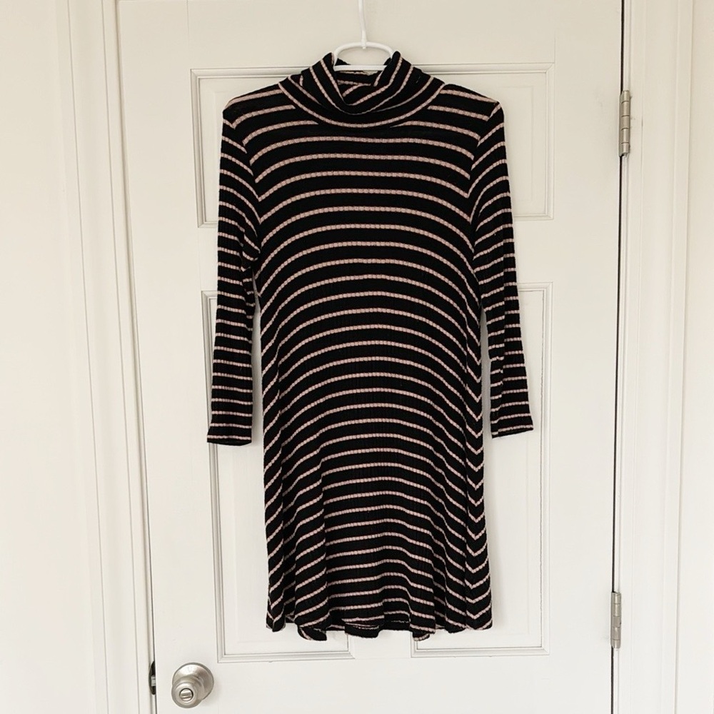 AMERICAN EAGLE Soft & Sexy knit dress size M black brown striped turtleneck AEO